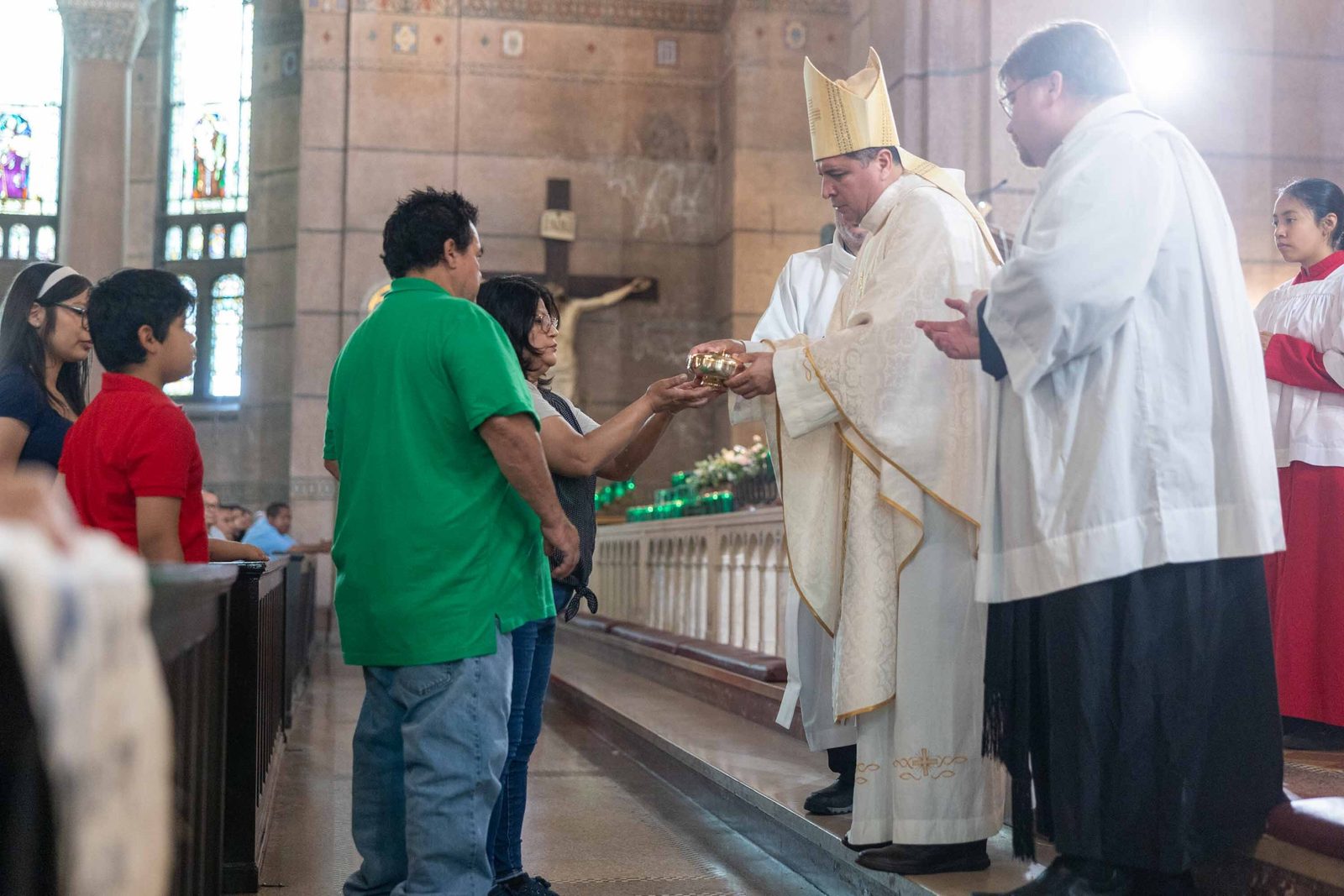 Bishop Evelio Menjívar receives the offertory during the Corpus Christi Mass at the Shrine of the Sacred Heart in Washington on June 7, 2026. (Photo/Mihoko Owada)