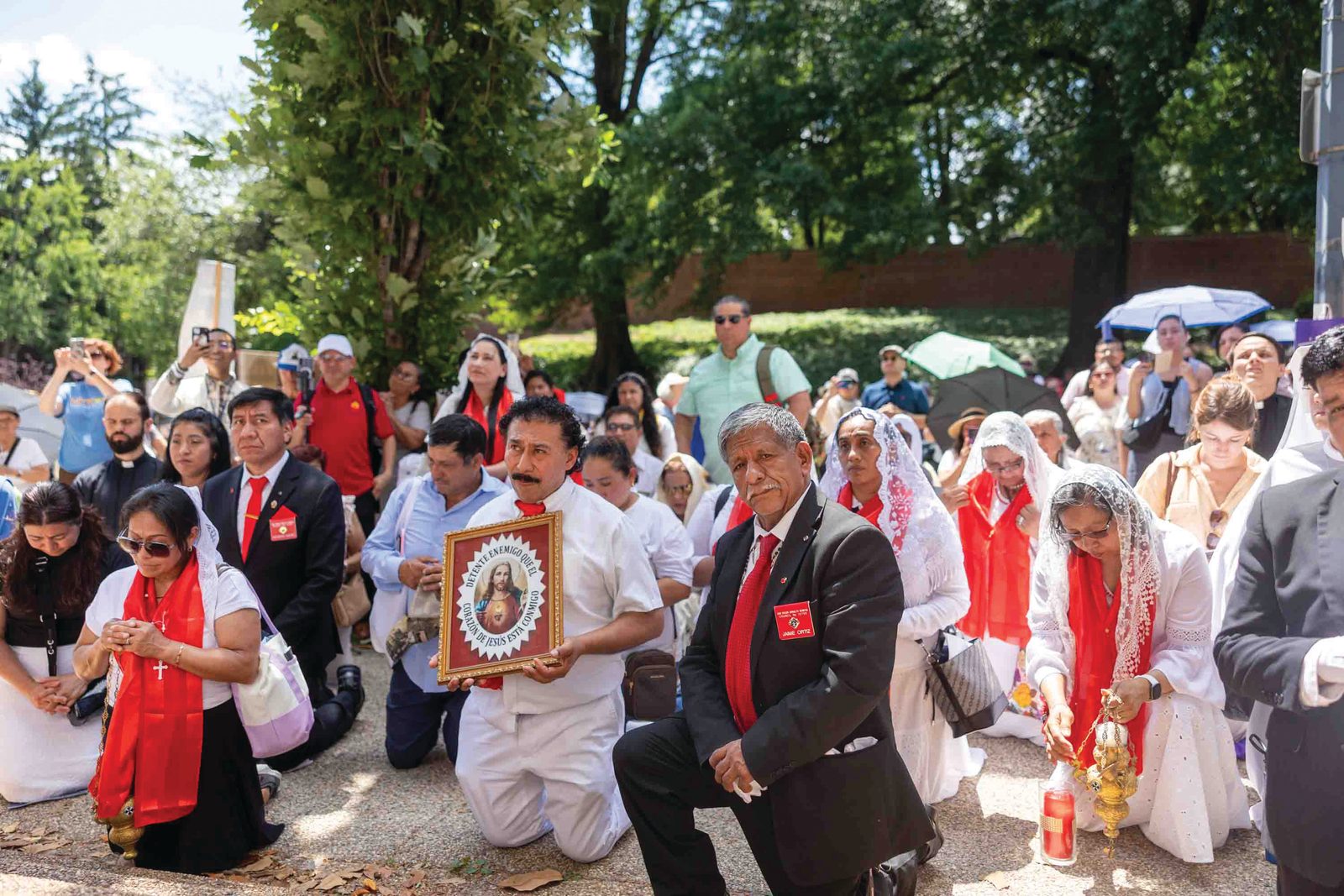 Above and below, Catholics pray and sing hymns during a Eucharistic procession through the streets of Washington held in solidarity with immigrants on the feast of Corpus Christi. (Catholic Standard photo by Mihoko Owada)