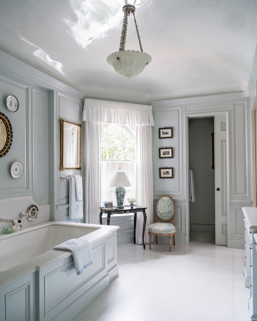 Primary bathroom in Kincaid Dallas with modern design features. Primary bathroom in Kincaid Dallas with modern design features.