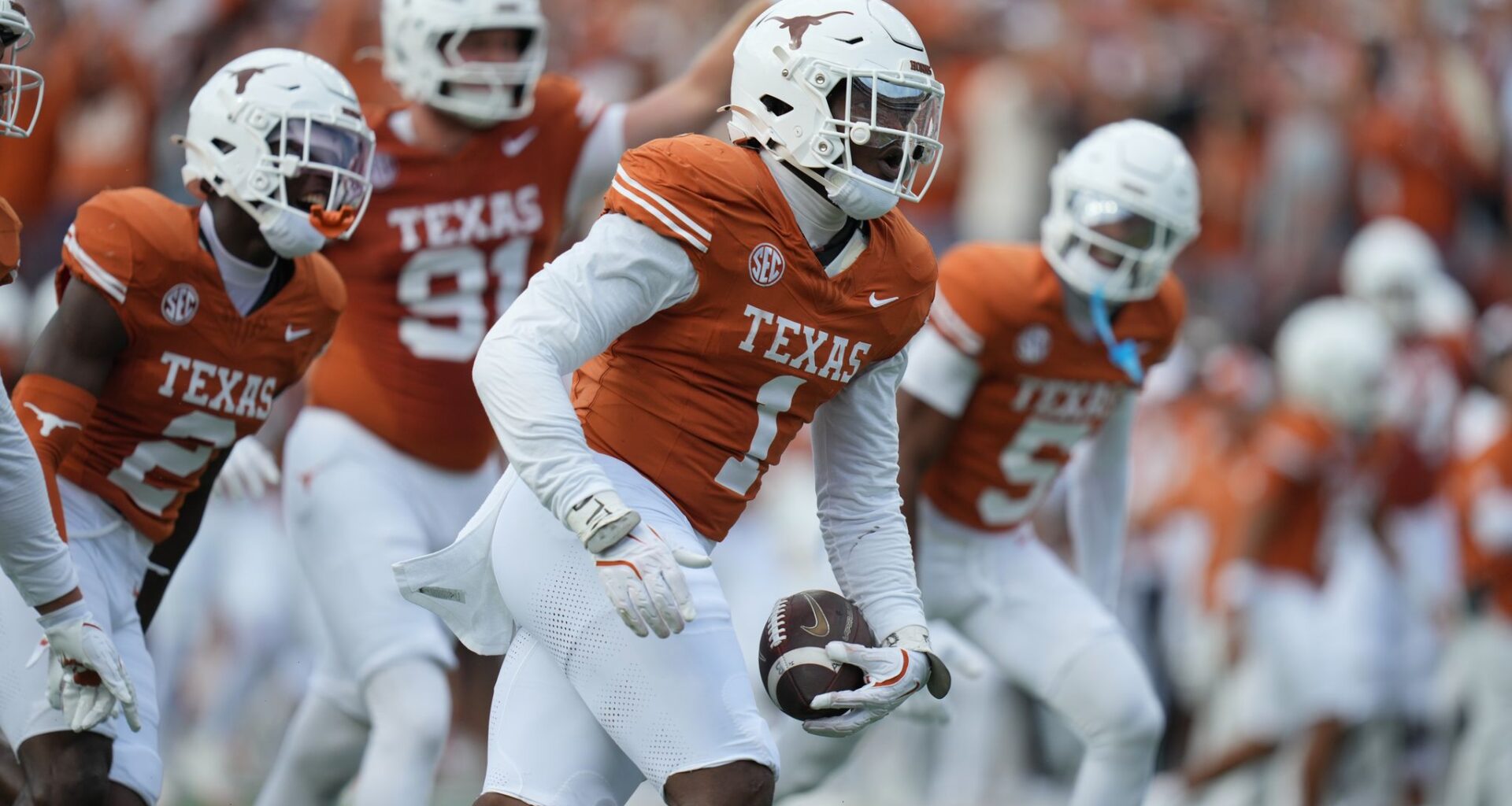 UT star lands on EA Sports College Football 27 deluxe cover