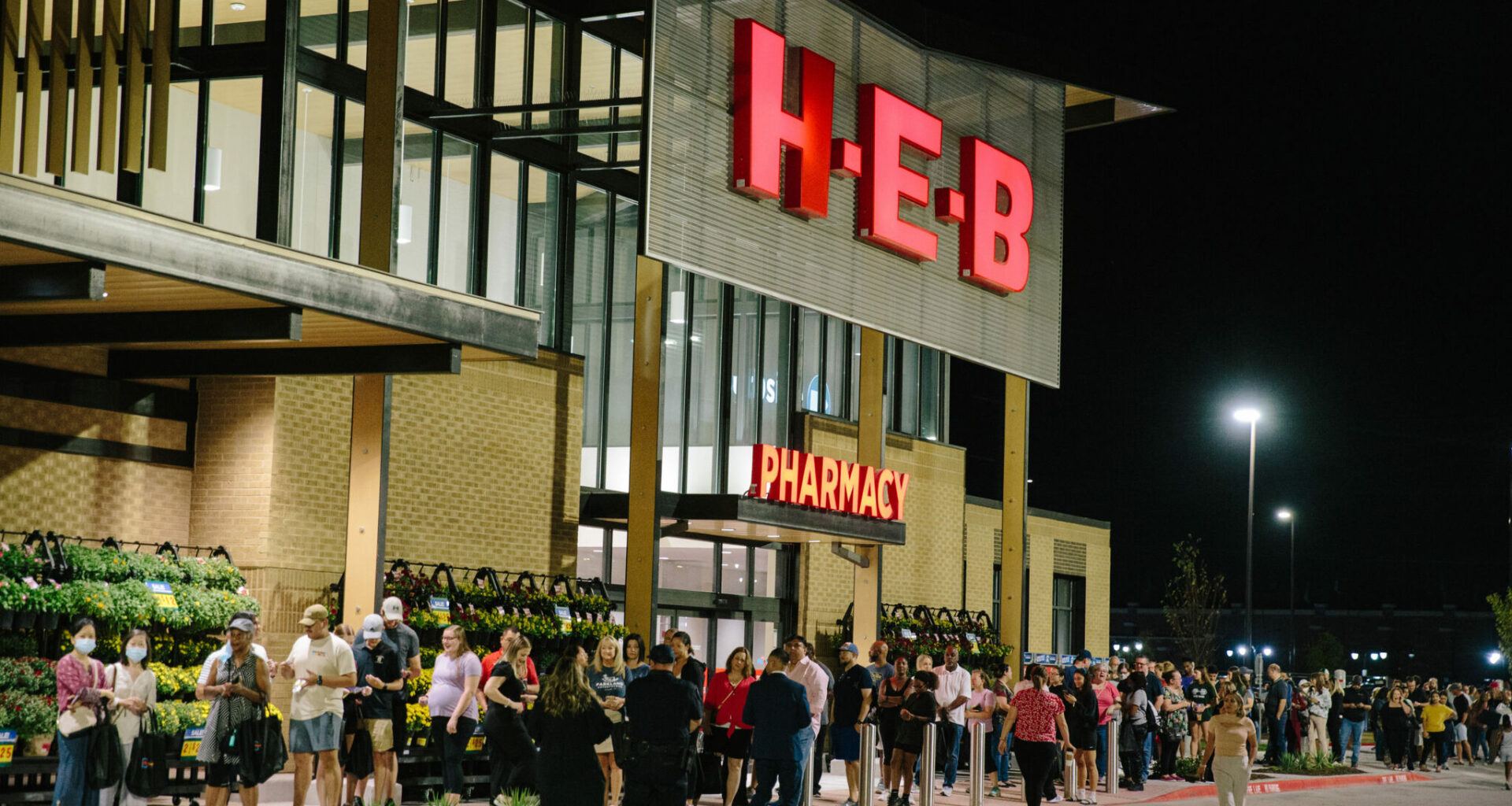 Dallas locals react to H-E-B building city's first grocer