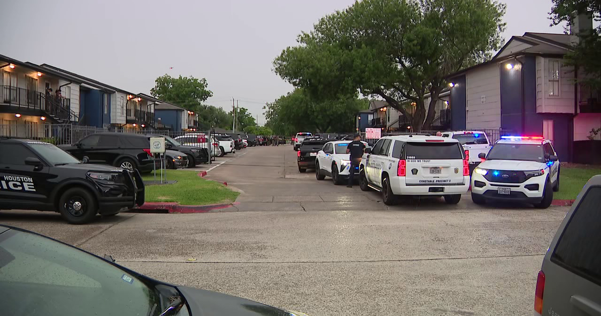 Standoff ends in southeast Houston after suspect was found dead inside apartment