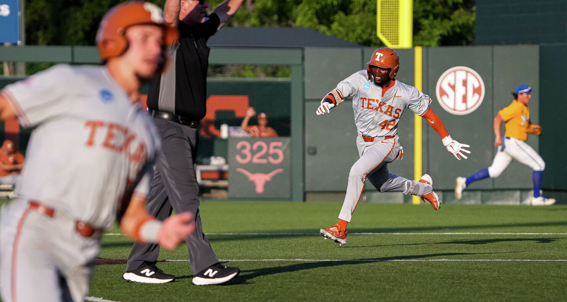 NCAA Tournament: Texas baseball vs Oregon slated for super regional