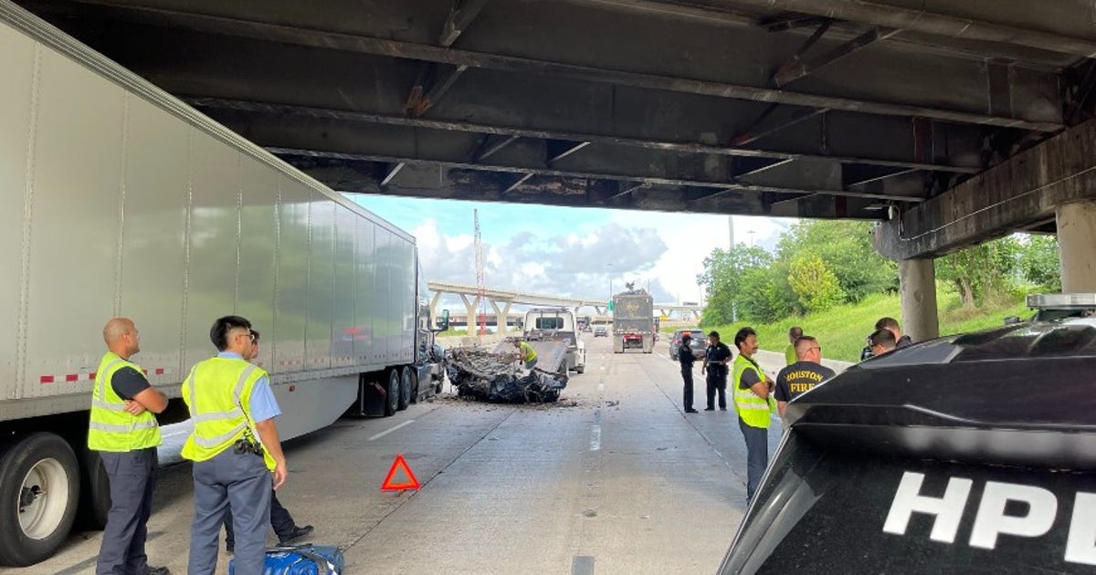 Houston Avenue Bridge along I-10 struck by 18-wheeler, traffic flowing again