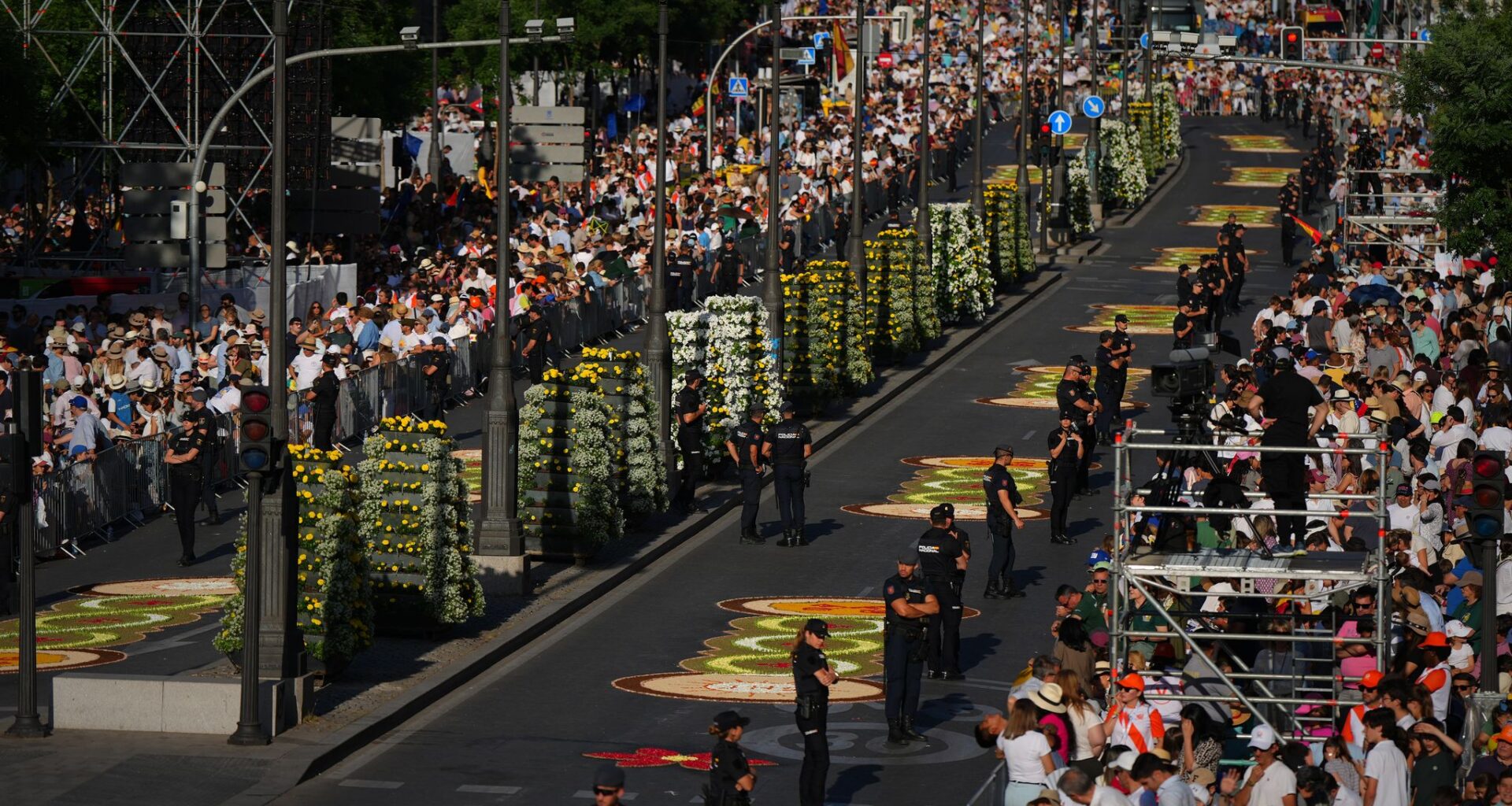 1 million turn out for pope's Mass in Spain and iconic procession along flower-carpeted route