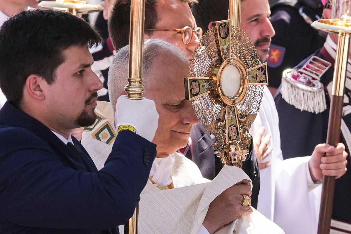 Pope Leo carries Eucharist among 1.2M people