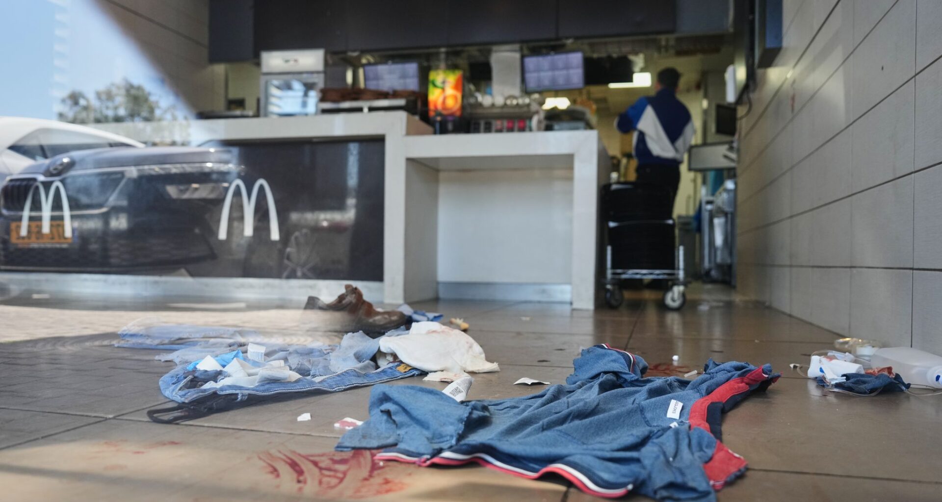 Arab attacker opens fire in central Israel, killing 1 and wounding 5