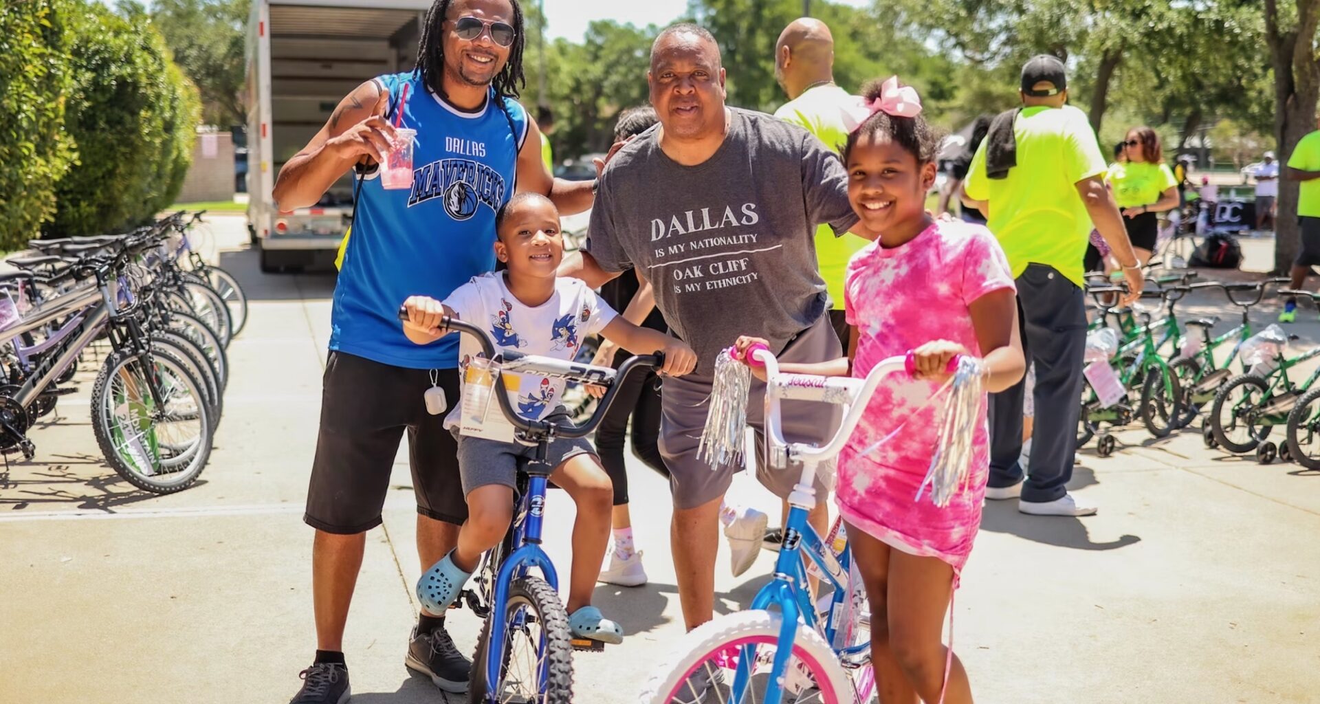 Daughter of ex-Cowboys RB teams up with Spud Webb to donate bikes