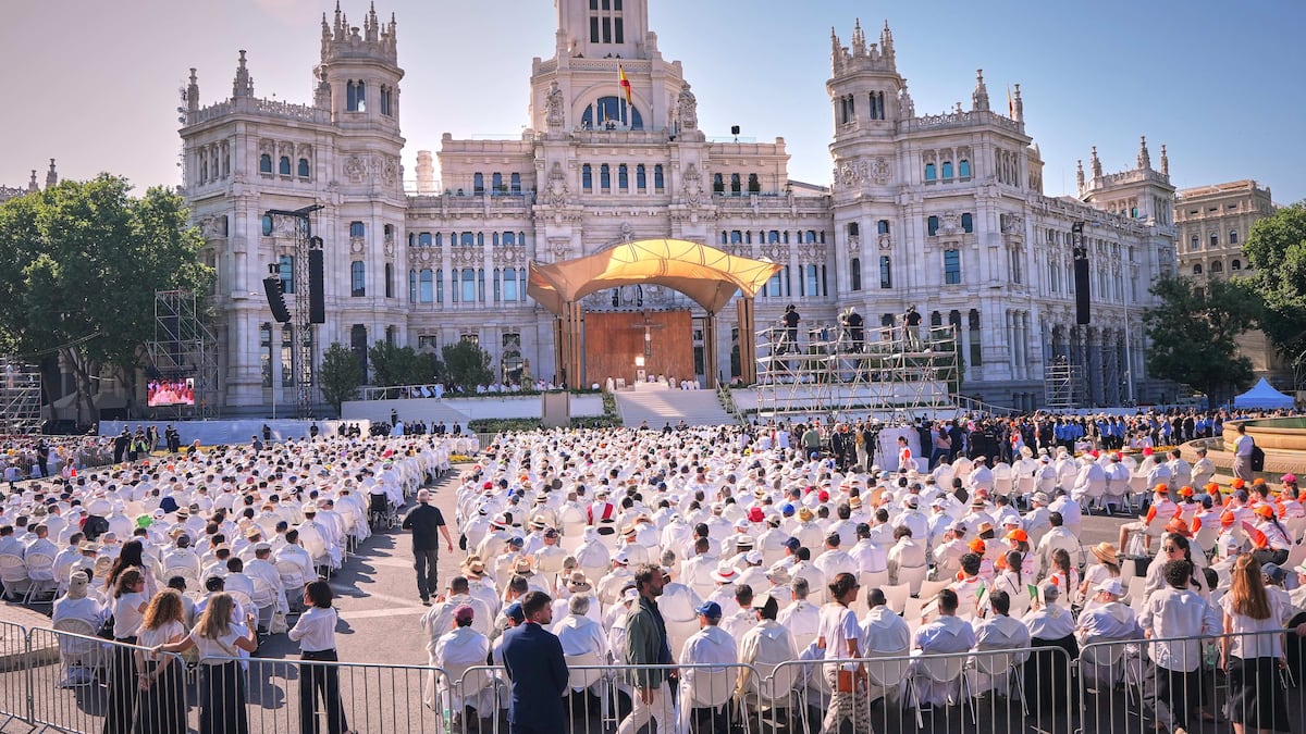 1 million people flood Madrid streets to see the pope's flower-carpeted procession