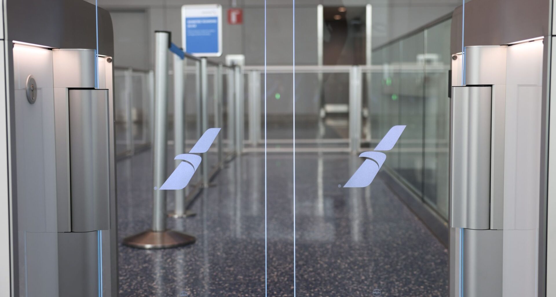 American Airlines brings electronic boarding gates to DFW Airport