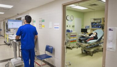 White House warns over 500 hospitals to provide more price data