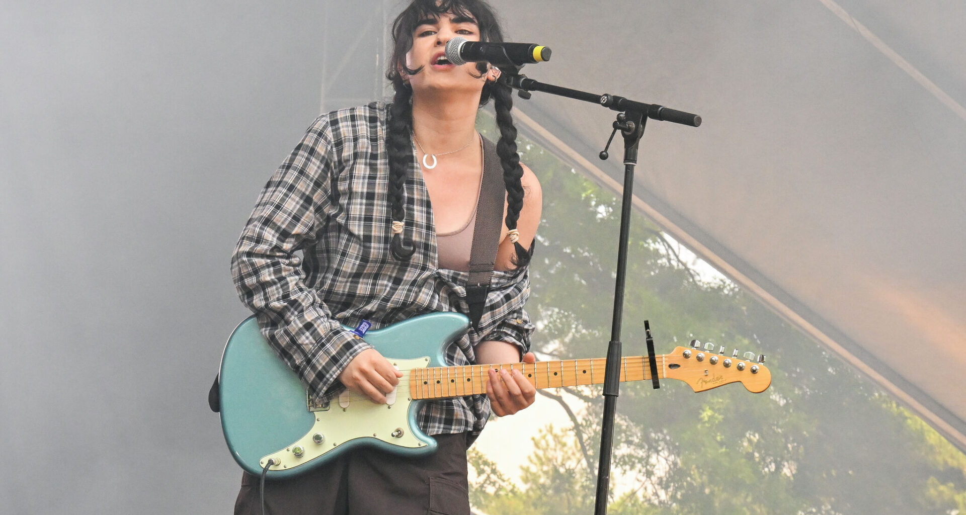 Rising pop musician calls out Houston venue as 'misogynistic'