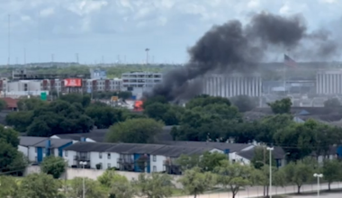 Firefighters respond to apartment fire near South Loop, Houston Fire Department says