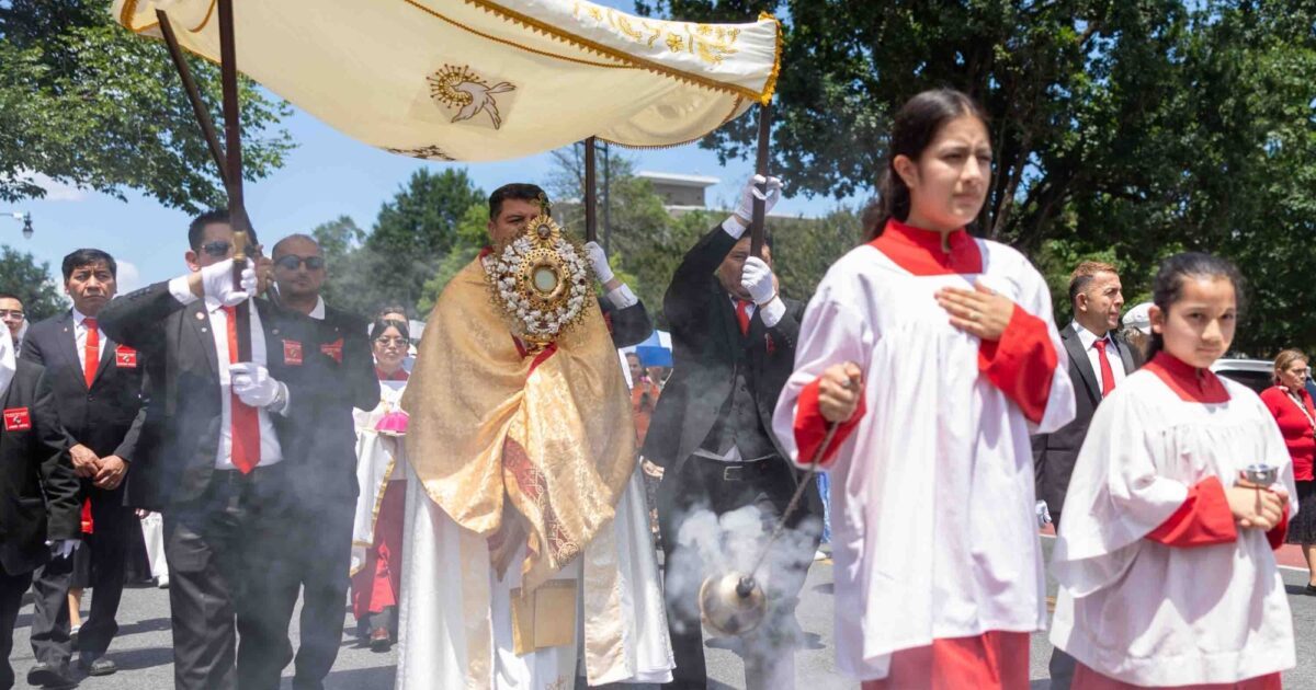 Photo Gallery: "We Are the Body of Christ" Corpus Christi Procession Prays for Immigrants and Refugees