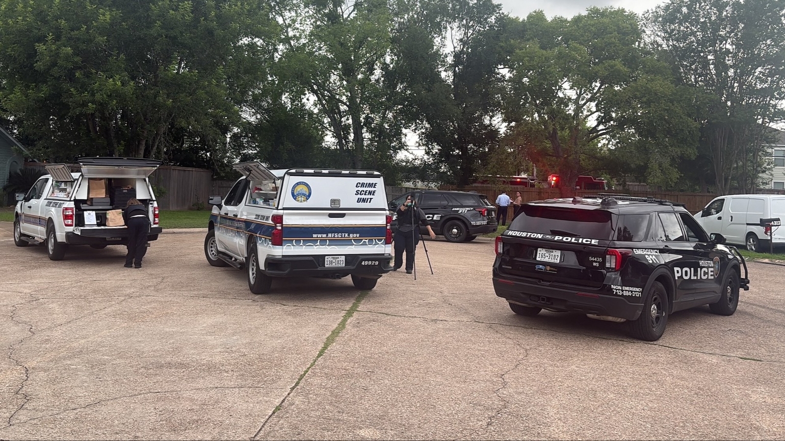 Neighbor and brother chase down burglary suspect before he's shot dead in Alief, HPD says