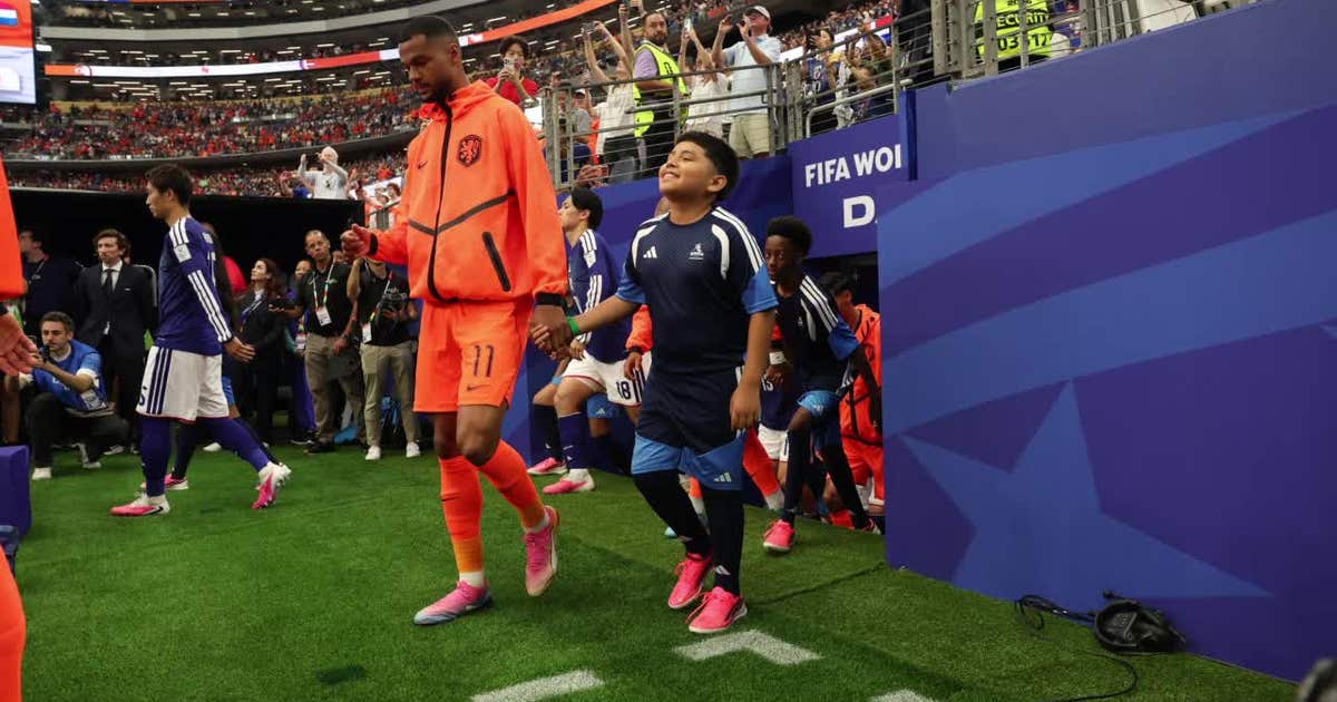North Texas students escort World Cup stars onto pitch at Dallas Stadium