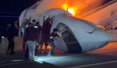 Small plane crashes on Texas highway and witnesses scramble to try to free those inside