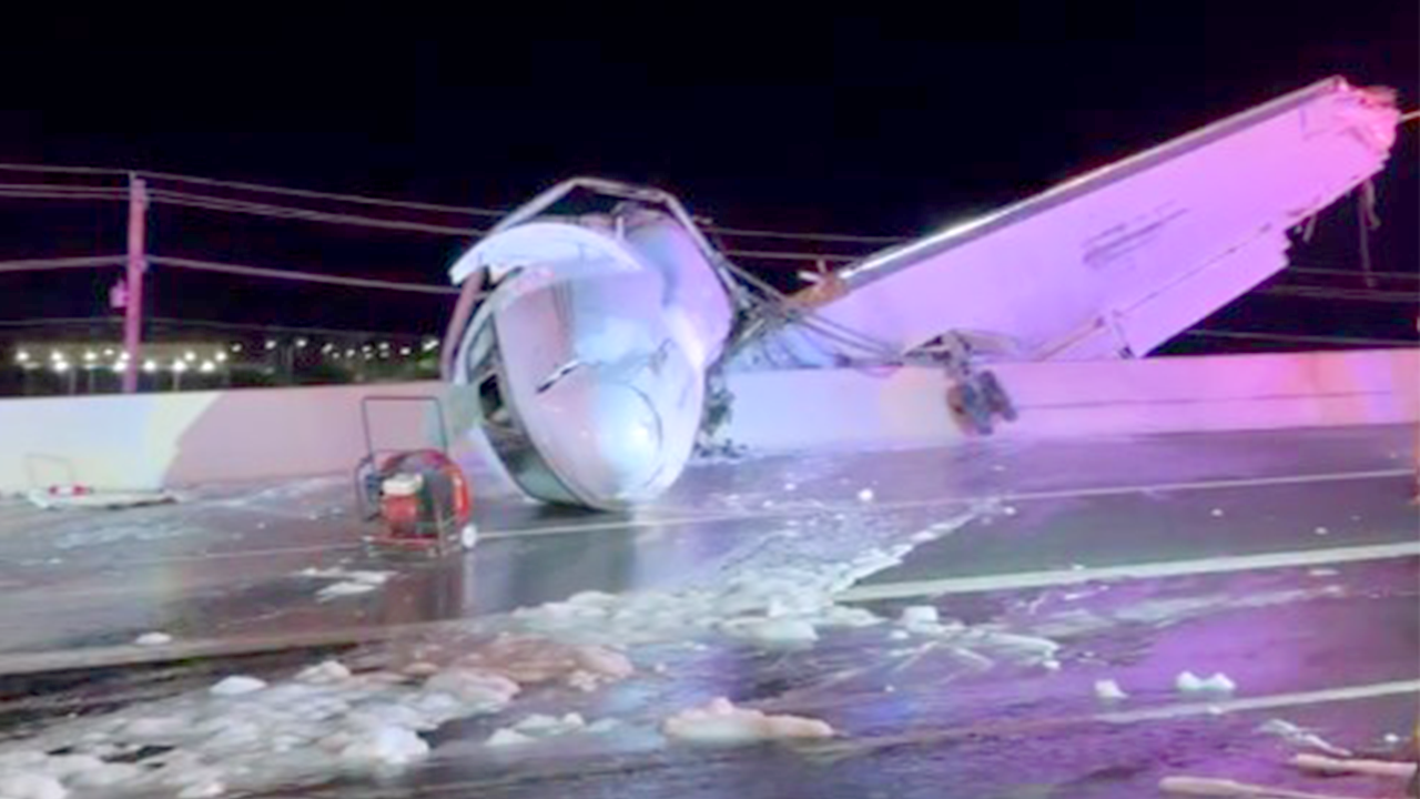 Business jet crashes on Texas highway and catches fire, killing one person