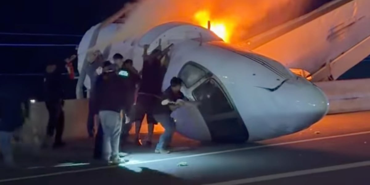 Small plane crashes on Texas highway and witnesses scramble to try to free those inside