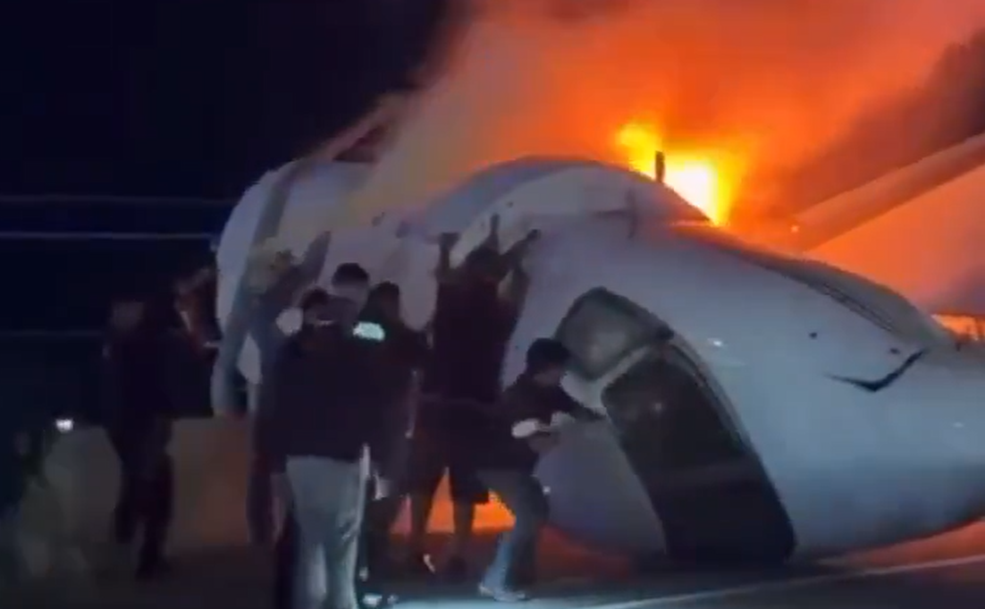 Fiery Texas plane crash leaves 1 dead, 5 rescued