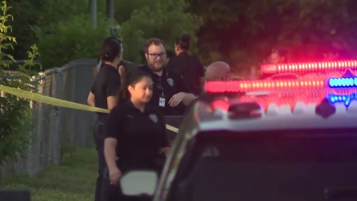 2 shot, 3 on the run after robbery attempt on Southwest Side, police say