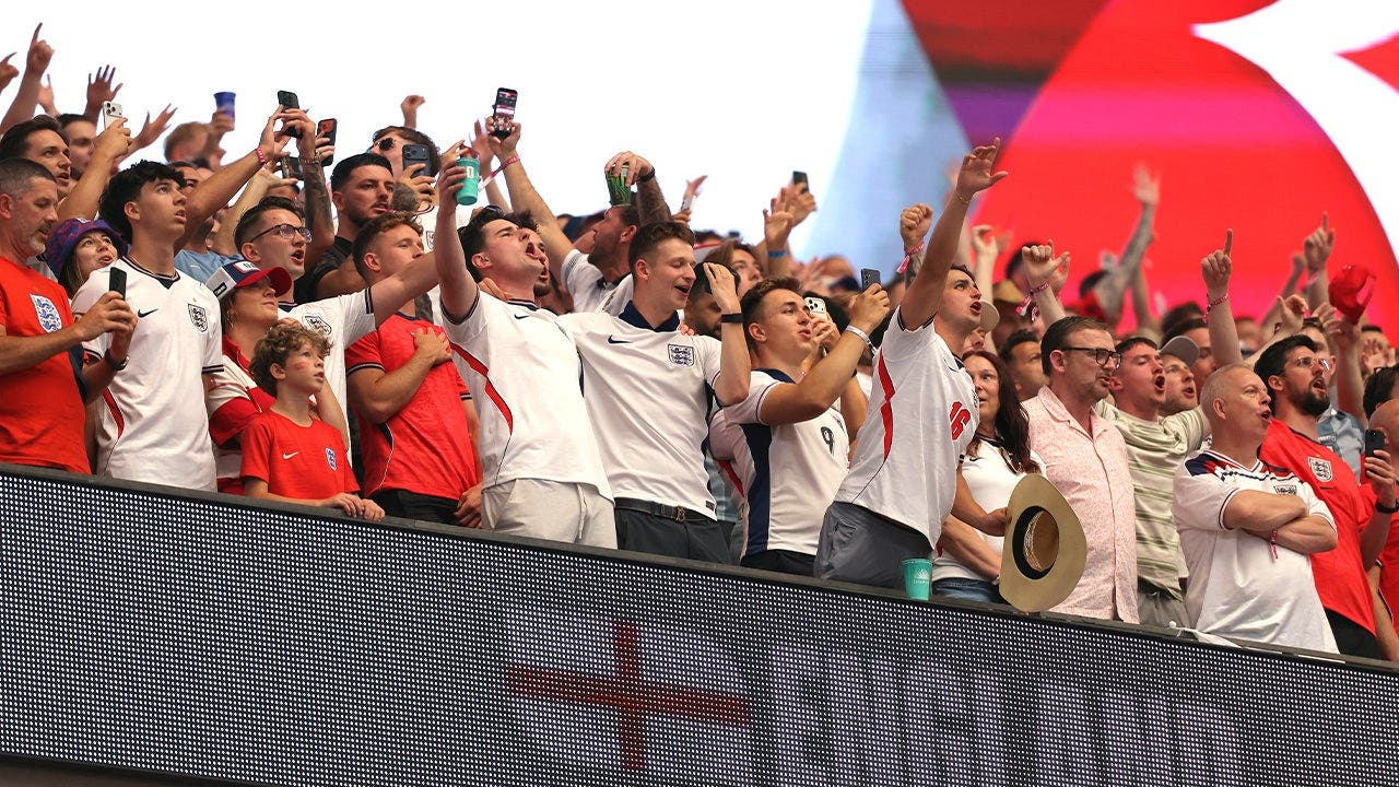 English World Cup fan in oversized cowboy hat delivers perfect verdict on Texas brisket ahead of Croatia match