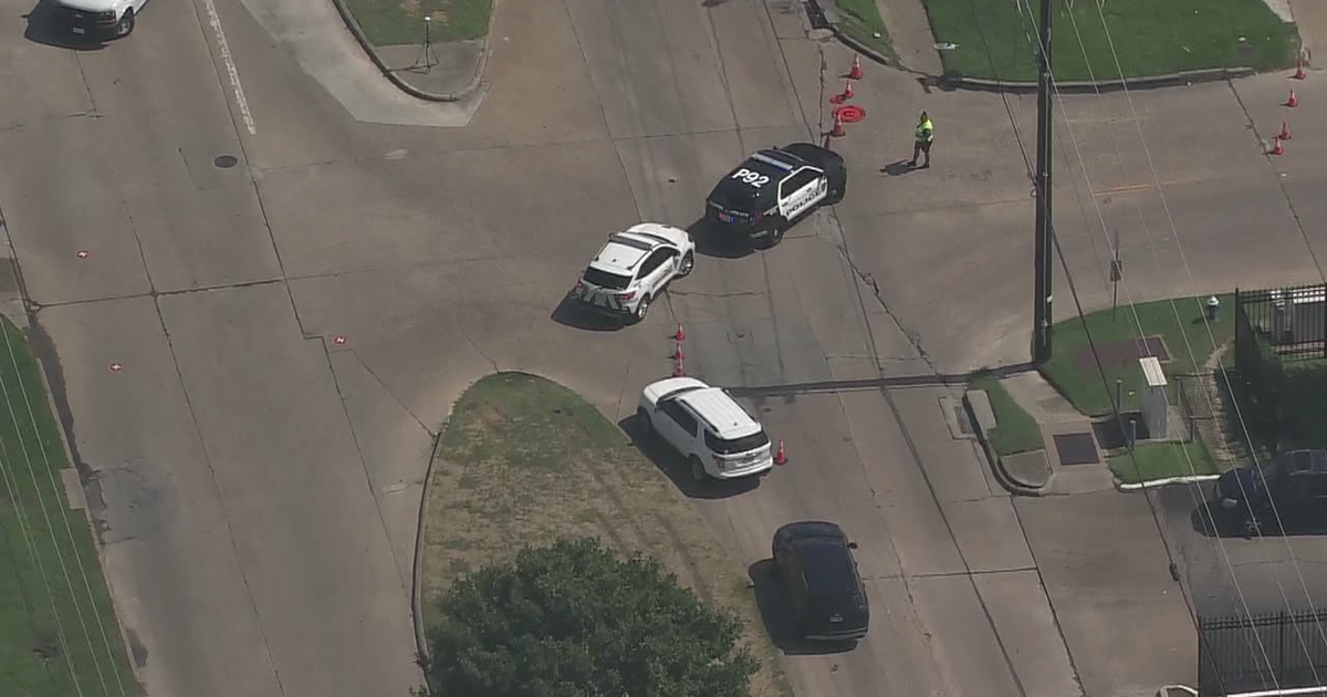 Holly View Drive: At least 1 dead after deadly crash in northwest Houston