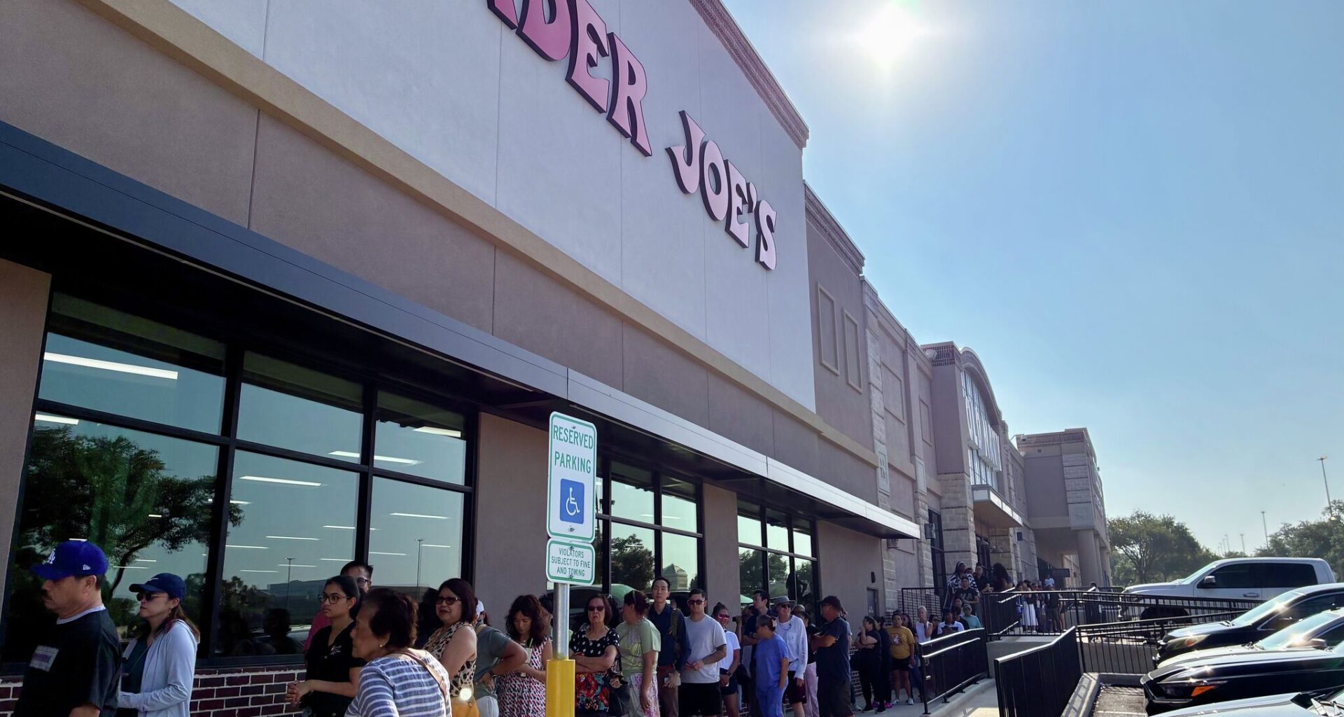 Hundreds line up for Trader Joe's tote craze in San Antonio