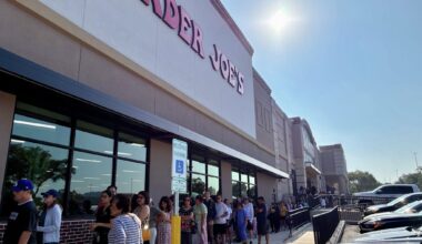 Hundreds line up for Trader Joe's tote craze in San Antonio