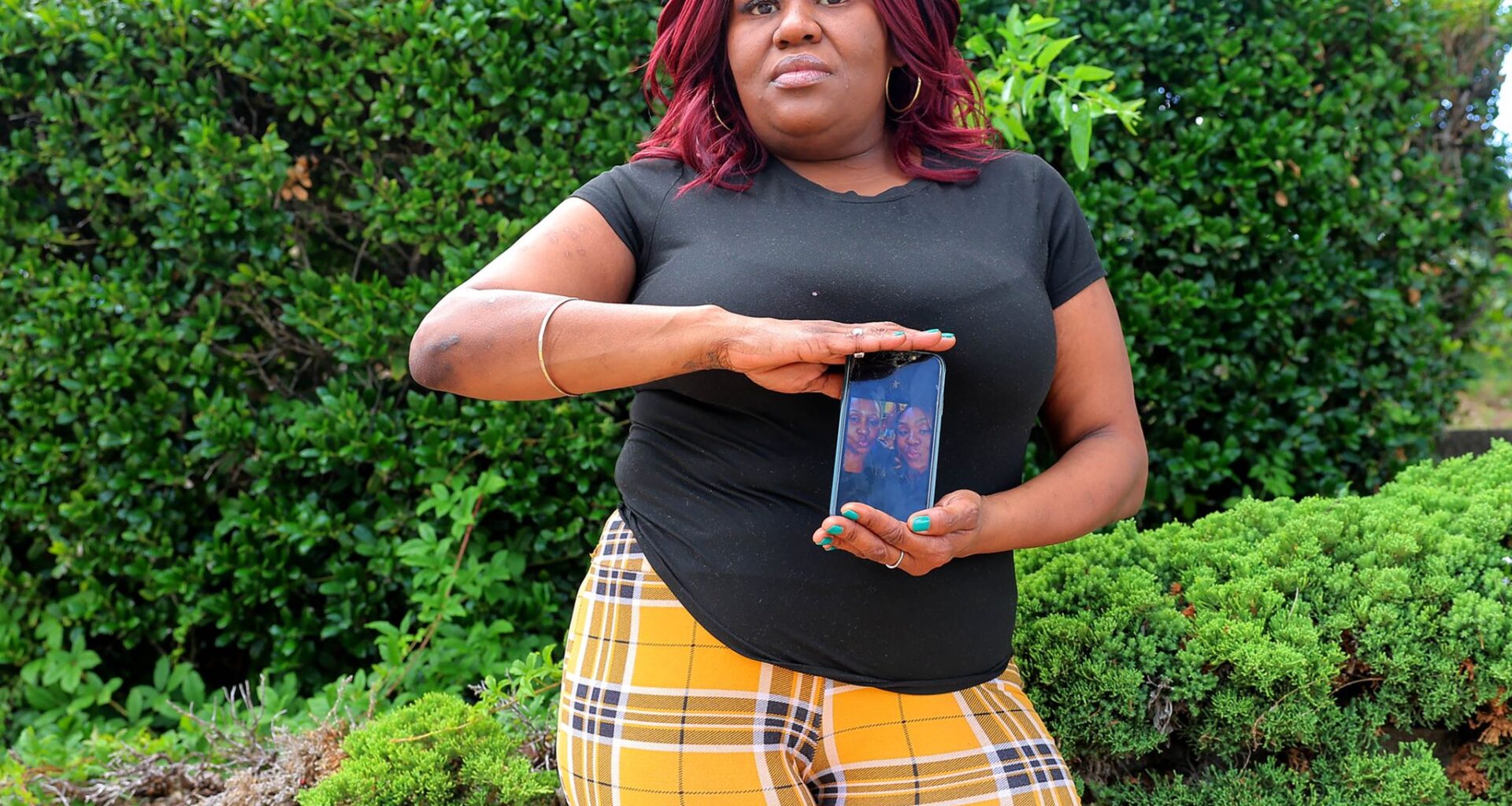 Reba Bailey, daughter of Diane Bailey, holds a photo of the two together. Diane Bailey died Feb. 23, 2026 of a stroke she suffered in the Dallas County jail.