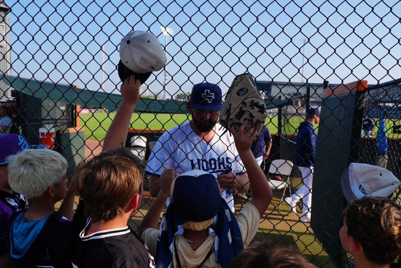 Hooks pitcher signs autographs for kids