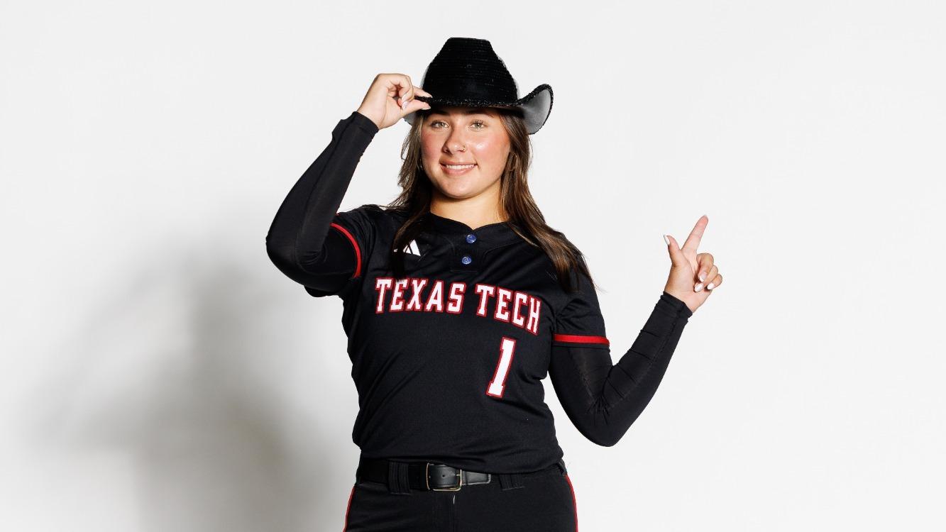 Kasidi Pickering posing with the guns up on a recruit photoshoot