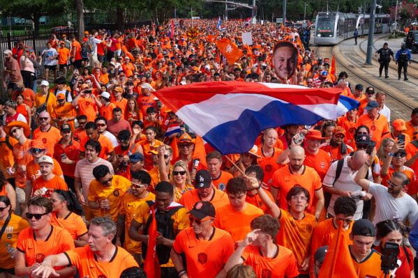 Netherlands fans take part in an "Orange Walk" to Houston Stadium before a FIFA World Cup Group F soccer match between Netherlands and Sweden in Houston, Saturday, June 20, 2026. (AP Photo/Jon Shapley)
