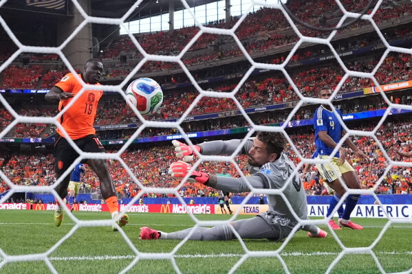Netherlands' Brian Brobbey (19) scores their opening goal past Sweden goalkeeper Kristoffer Nordfeldt (23) during the World Cup Group F soccer match between the Netherlands and Sweden in Houston, Saturday, June 20, 2026. (AP Photo/Eric Gay)