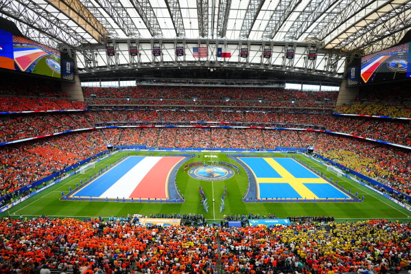 Teams line up on the pitch ahead of the World Cup Group F soccer match between the Netherlands and Sweden in Houston, Saturday, June 20, 2026. (AP Photo/Karen Warren)