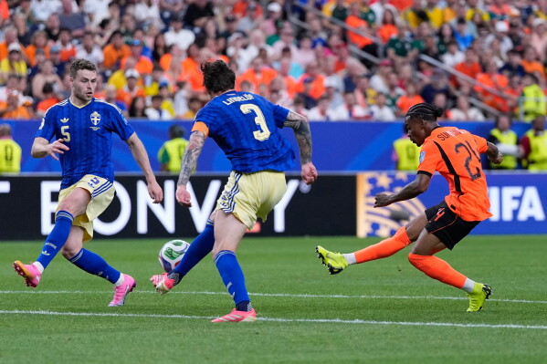 Netherlands' Crysencio Summerville, right, scores his side's fifth goal during the World Cup Group F soccer match between the Netherlands and Sweden in Houston, Saturday, June 20, 2026. (AP Photo/Ashley Landis)
