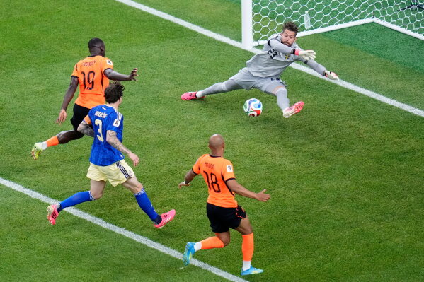 Netherlands' Brian Brobbey scores past Sweden goalkeeper Kristoffer Nordfeldt during the World Cup Group F soccer match between the Netherlands and Sweden in Houston, Saturday, June 20, 2026. (AP Photo/Karen Warren)