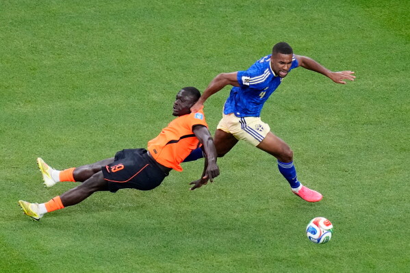 Netherlands' Brian Brobbey, left, is fouled by Sweden's Isak Hien during the World Cup Group F soccer match between the Netherlands and Sweden in Houston, Saturday, June 20, 2026. (AP Photo/Karen Warren)