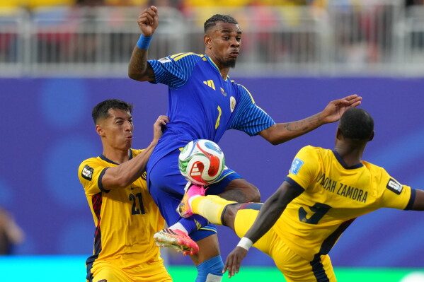 Curacao's Juninho Bacuna vies for the ball with Ecuador's Alan Franco, left, and teammate John Yeboah during a World Cup Group E soccer match in Kansas City, Mo., Saturday, June 20, 2026. (AP Photo/Ed Zurga)