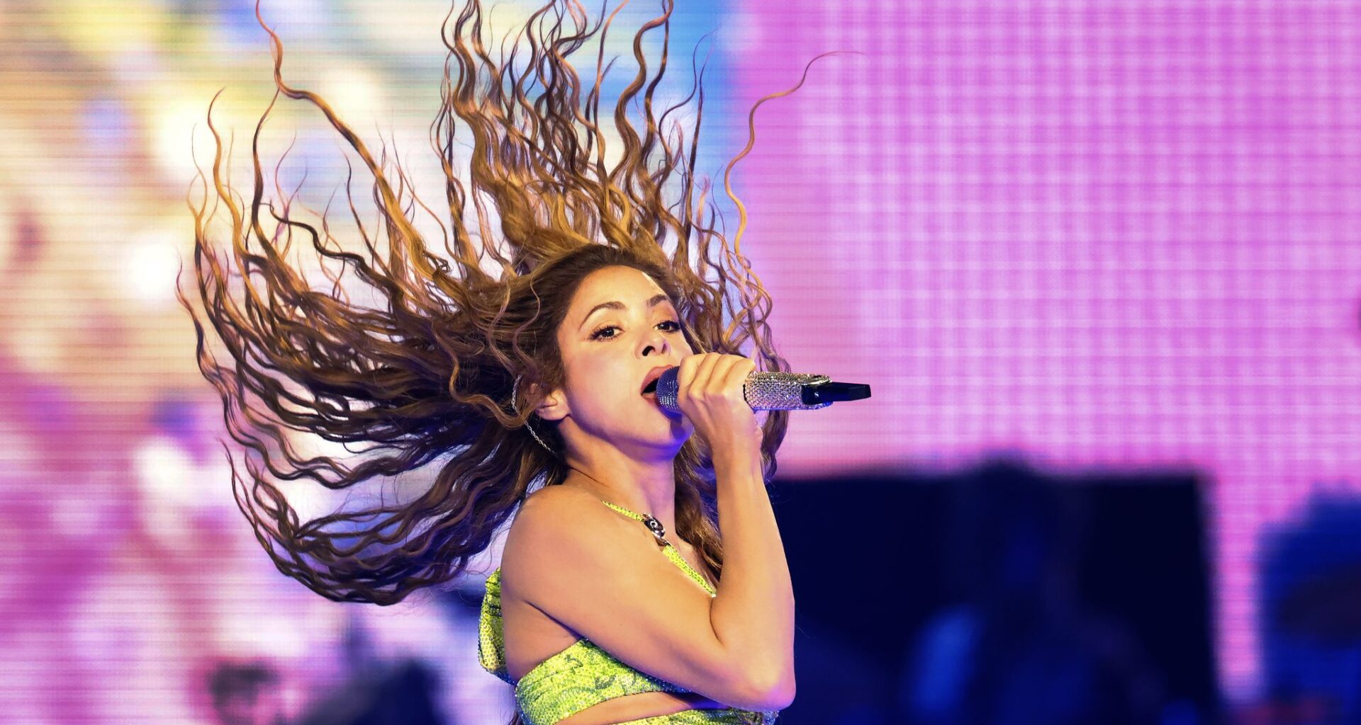 Shakira lights up Dallas stage on Las Mujeres Ya No Lloran World Tour