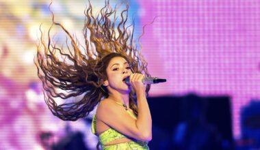 Shakira lights up Dallas stage on Las Mujeres Ya No Lloran World Tour