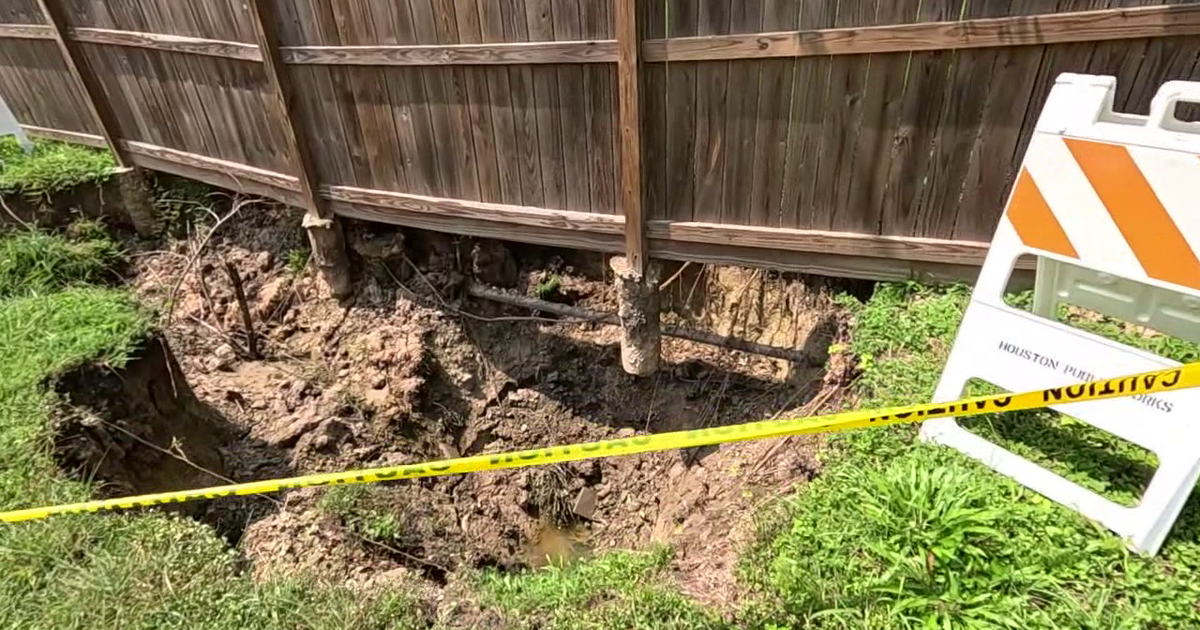 Growing sinkhole in Houston's Third Ward raising safety concerns for business owner, neighbor