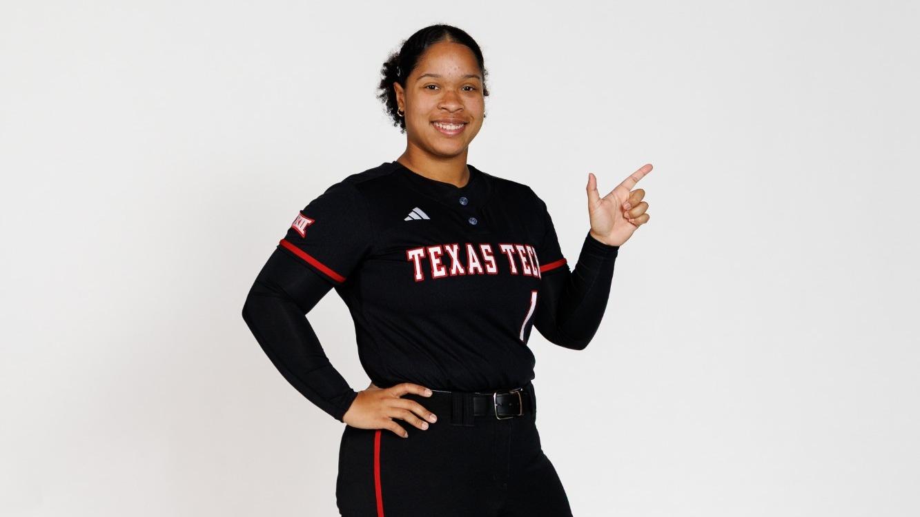Zoie Bernard posing with the guns up on a photoshoot