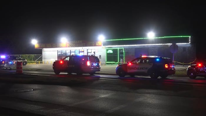 Man shot in the head at southeast Houston corner store, police say