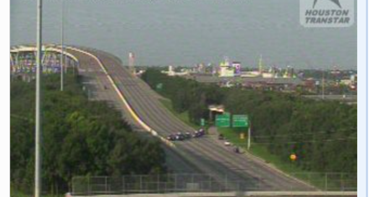 One dead in late-night two-vehicle crash on I-610 East Loop near Port of Houston