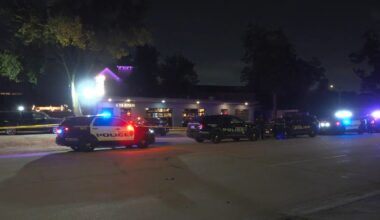 Man killed outside Houston Heights bar, suspect on the run