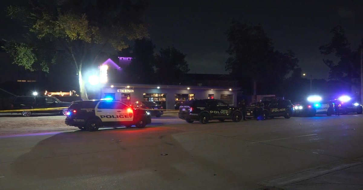 Man killed outside Houston Heights bar, suspect on the run