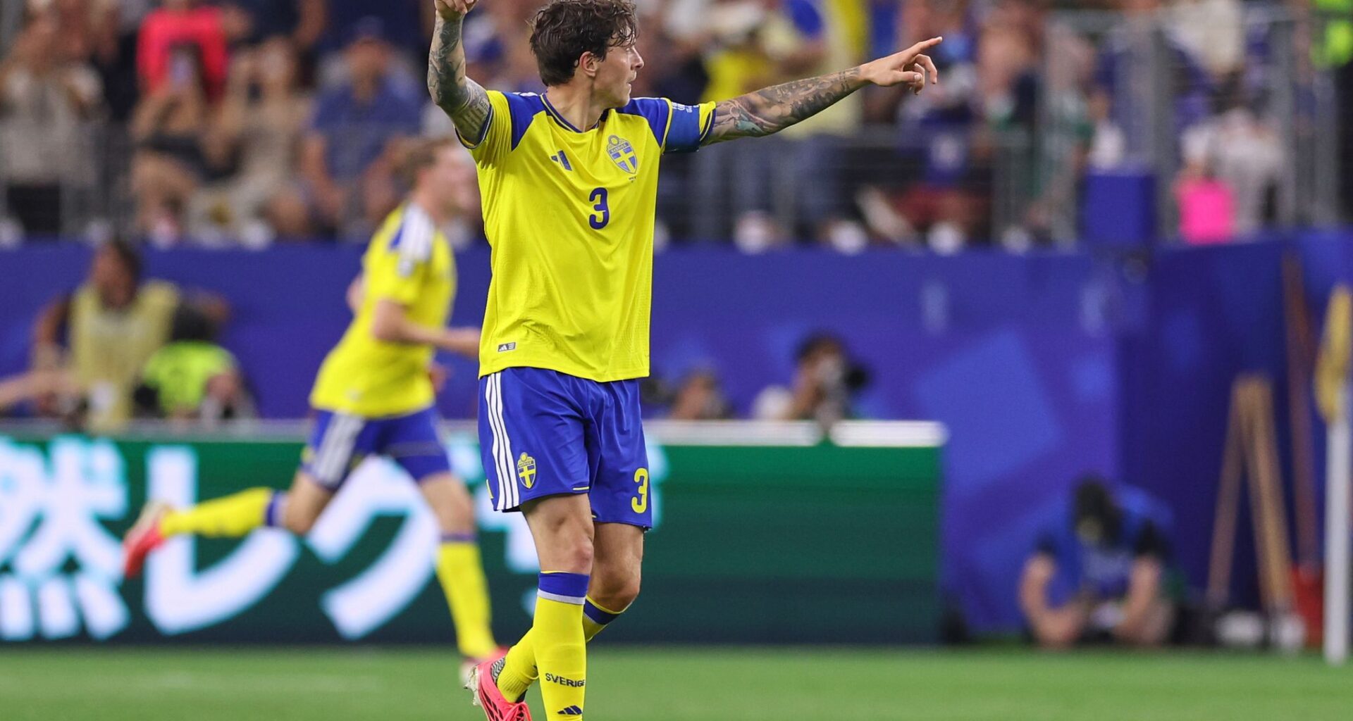 When in Texas: Wife of Sweden's Victor Lindelöf thrown off mechanical bull during the World Cup