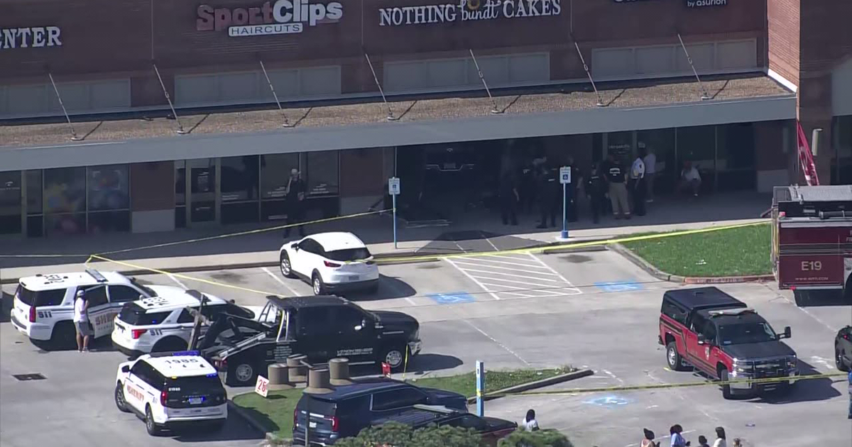 Atascocita crash: 1 dead, 4 others injured after vehicle crashes into building on West Lake Houston Parkway