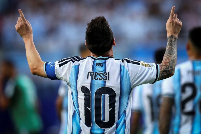 View of Messi from behind as he raises his arms